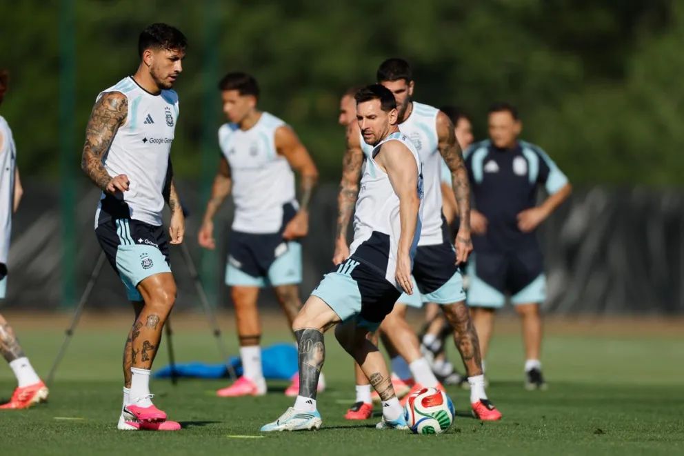 Messi (centro), en el trabajo de Argentina. Foto: EFE.