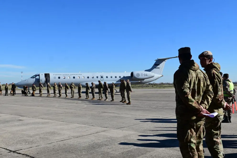 Integrantes del Ejército y la Armada de Argentina preparan su viaje a Venezuela, este 26 de junio de 2026, en la I Brigada Aérea de El Palomar, Provincia de Buenos Aires (Argentina). EFE