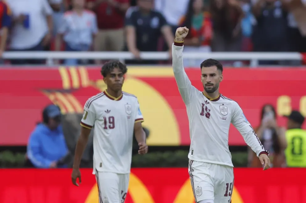 Baena (der.), celebra su gol a Uruguay. Foto: EFE.