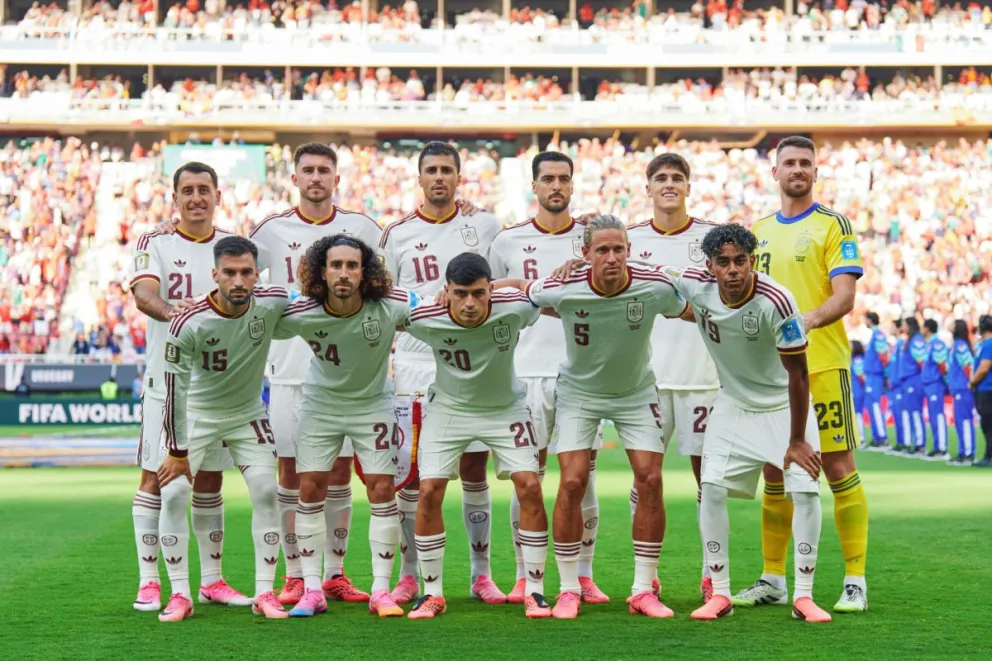 El plantel español que inició con Uruguay. Foto: Selección española.