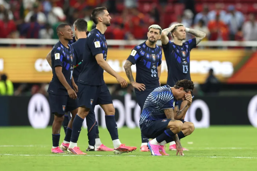 Los charrúas cabizbajos tras ser eliminados de la Copa. Foto: EFE.