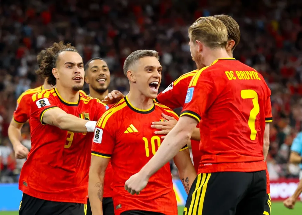 Leandro Trossard (centro) festeja con Kevin De Bruyne el primer gol de Bélgica. Foto: EFE