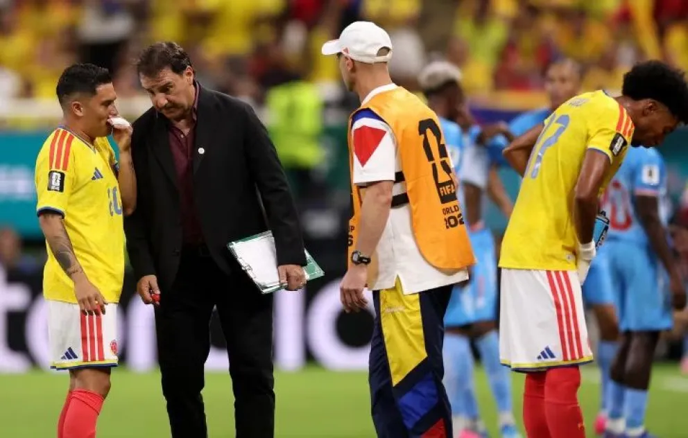 Néstor Lorenzo escucha a uno de sus jugadores de Colombia. Foto: FIFA.