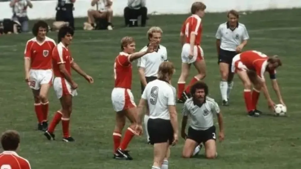 El partido entre alemanes y austríacos en el Mundial de 1982. Foto: MDZOL.