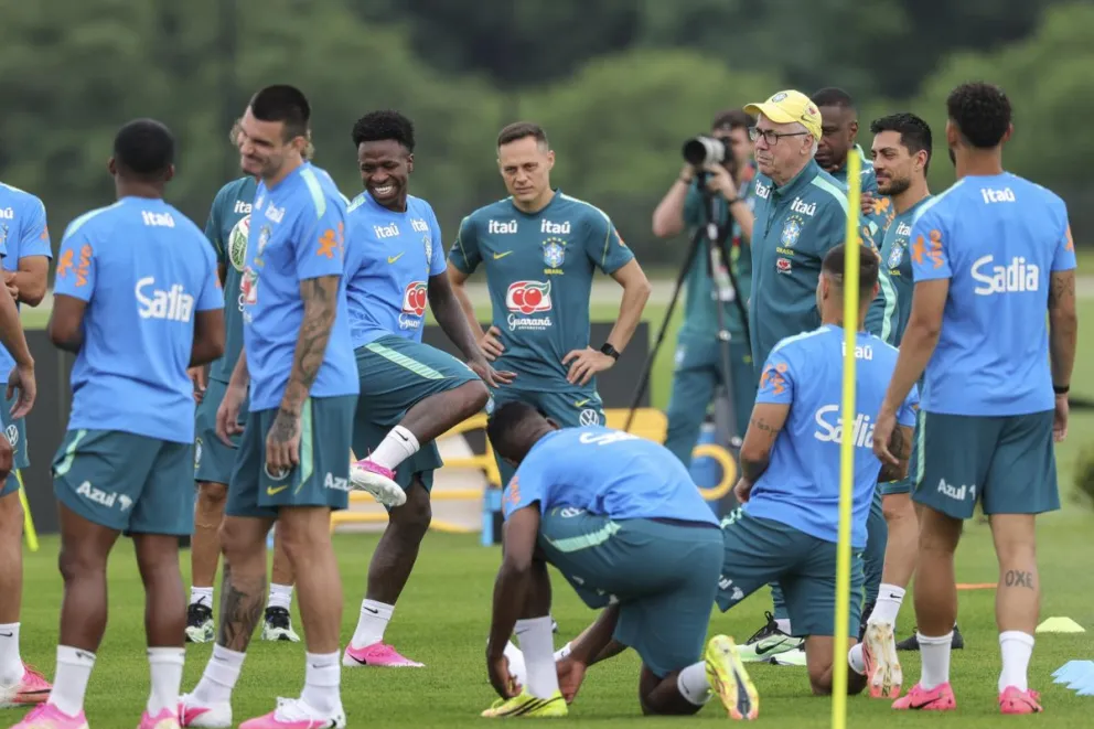 Ancelotti dirige un entrenamiento este sábado, en el centro de entrenamiento Columbia Park. Foto: EFE.