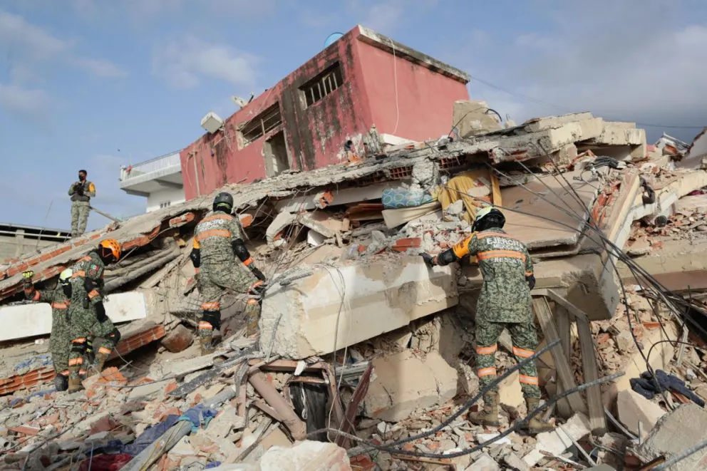 Rescatistas del Ejercito de México trabajan en un edificio afectado por un terremoto este viernes, en La Guaira (Venezuela). Foto: EFE