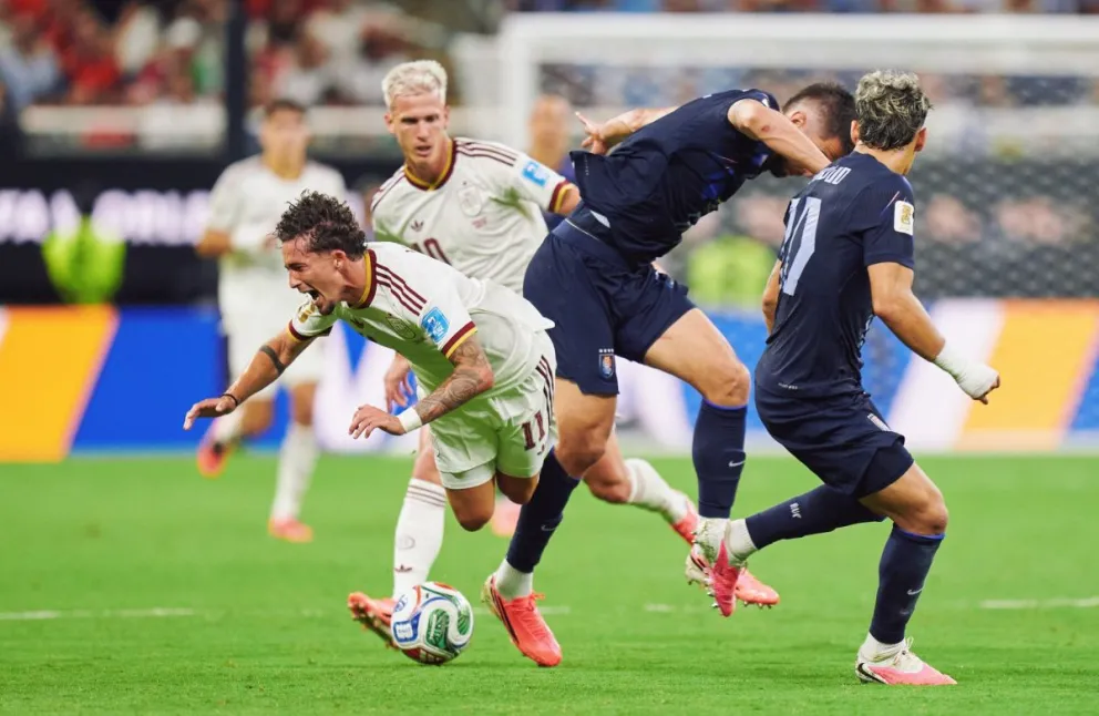 El momento de la lesión del español Yeremi Pino (11) en el partido frente a Uruguay. Foto: Selección española