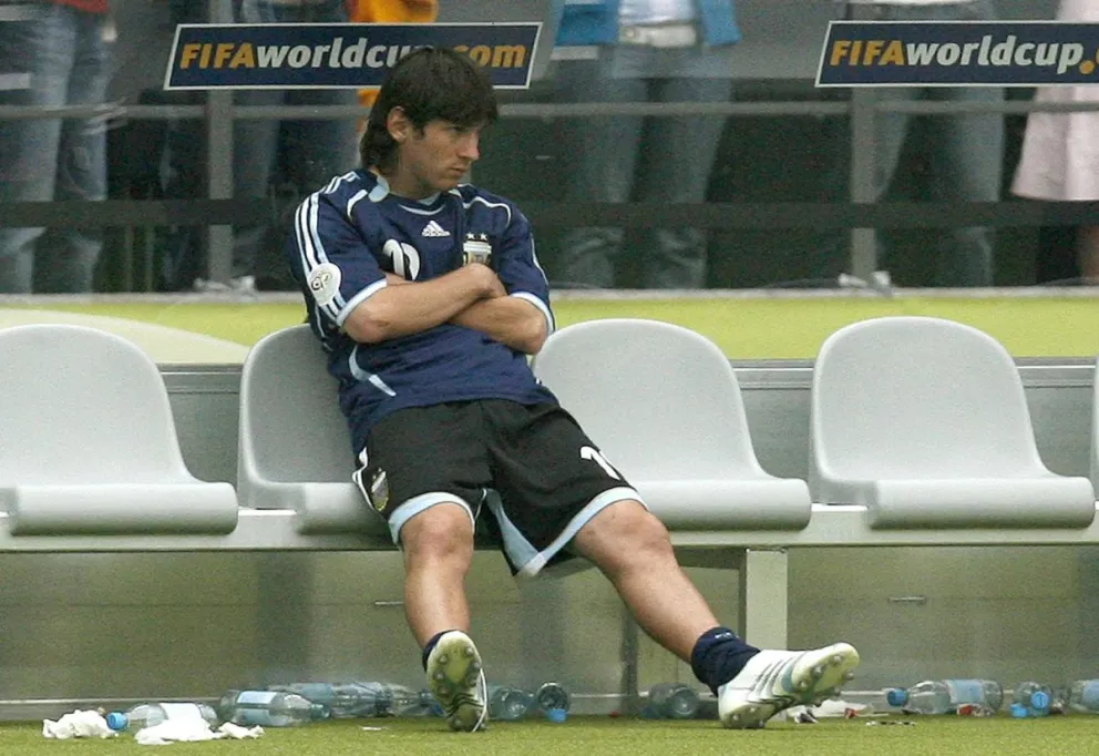 Lionel Messi en el banco de suplentes de Argentina en el partido frente a Alemania en el Mundial 2006. Foto: EFE