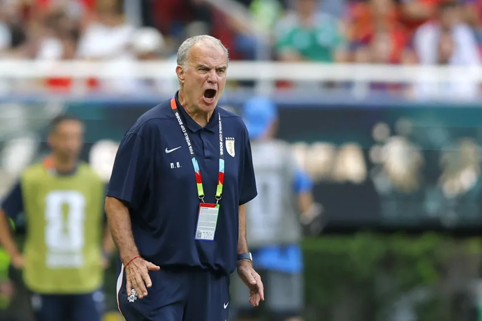 El seleccionador de Uruguay, Marcelo Bielsa, reacciona durante un partido del grupo H del Mundial de la FIFA 2026 entre Uruguay y España. Foto. EFE