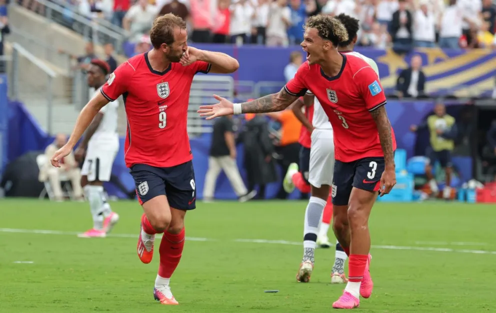 Harry Kane (izq.) celebra con Nico O'Reilly el segundo gol de Inglaterra ante Panamá. Foto: EFE
