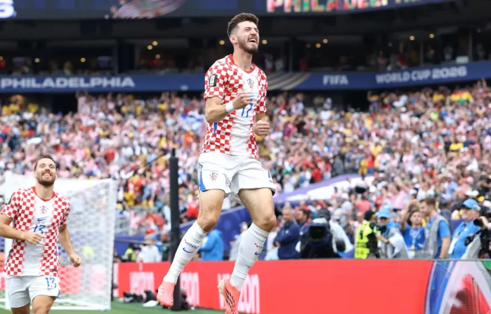 Petar Susic da un salto para festejar el primer gol de Croacia frente a Ghana. Crédito: FIFA