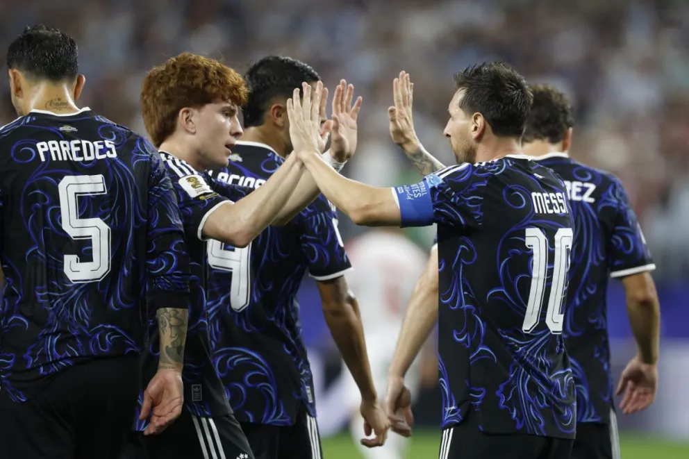 Messi (der.), celebra su gol junto a sus compañeros. Foto: EFE.
