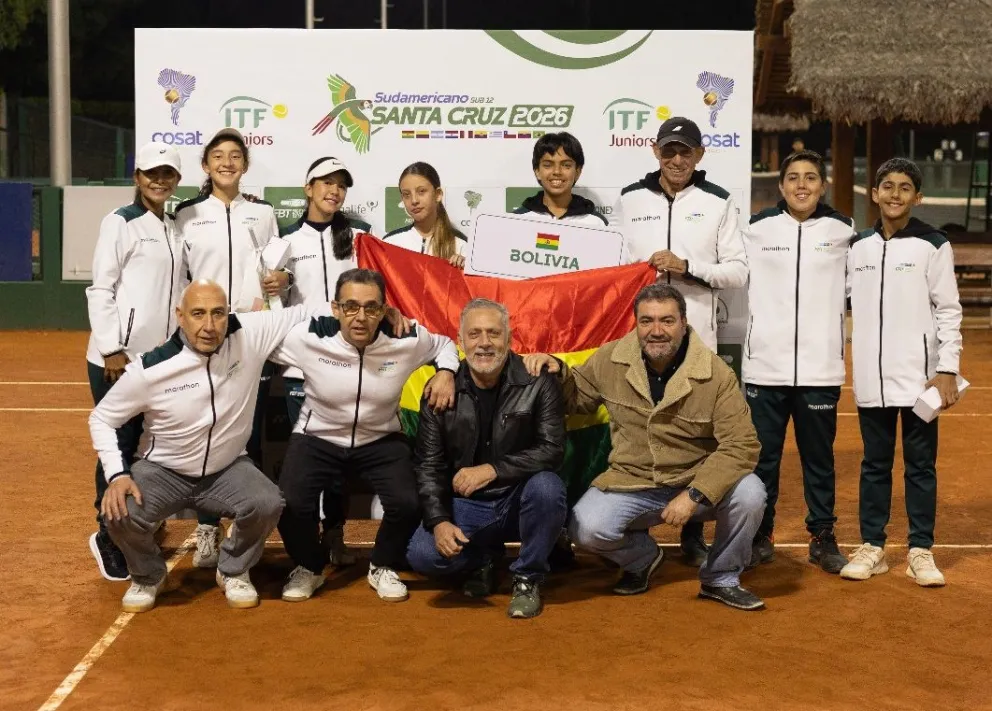 Los planteles masculino y femenino de Bolivia. Foto: FBT.