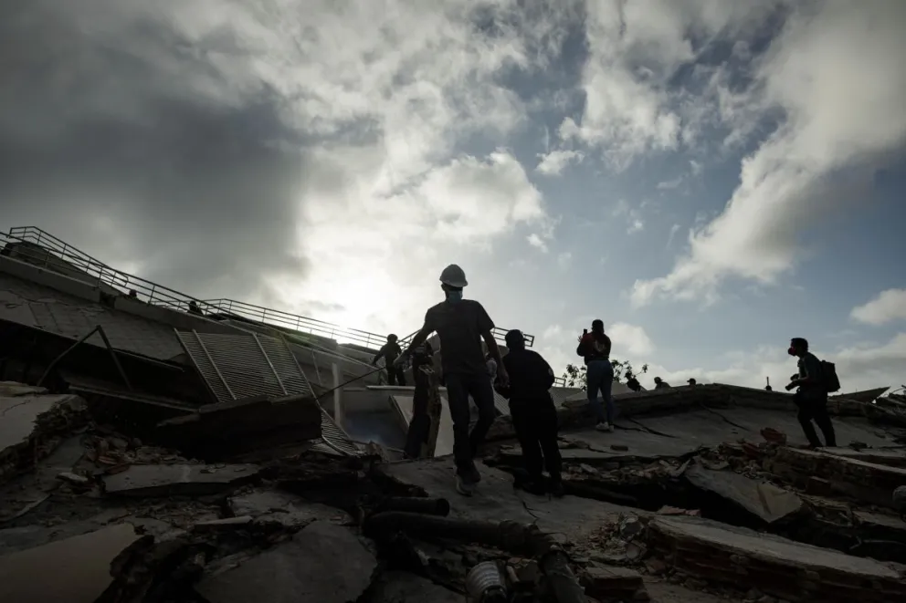 Rescatistas participando en labores de búsqueda en un edificio afectado por los terremotos, el sábado en La Guaira (Venezuela). Foto: EFE