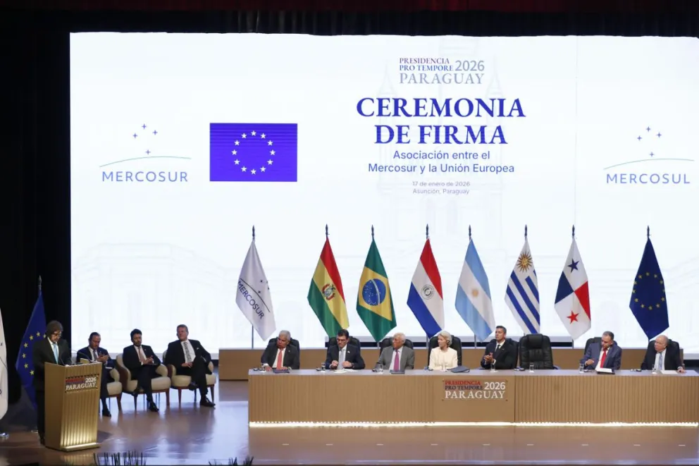 Fotografía de archivo del presidente de Argentina, Javier Milei (i), durante la ceremonia de la firma del acuerdo de libre comercio entre la Unión Europea (UE) y los países del Mercosur en Asunción (Paraguay). Foto: EFE