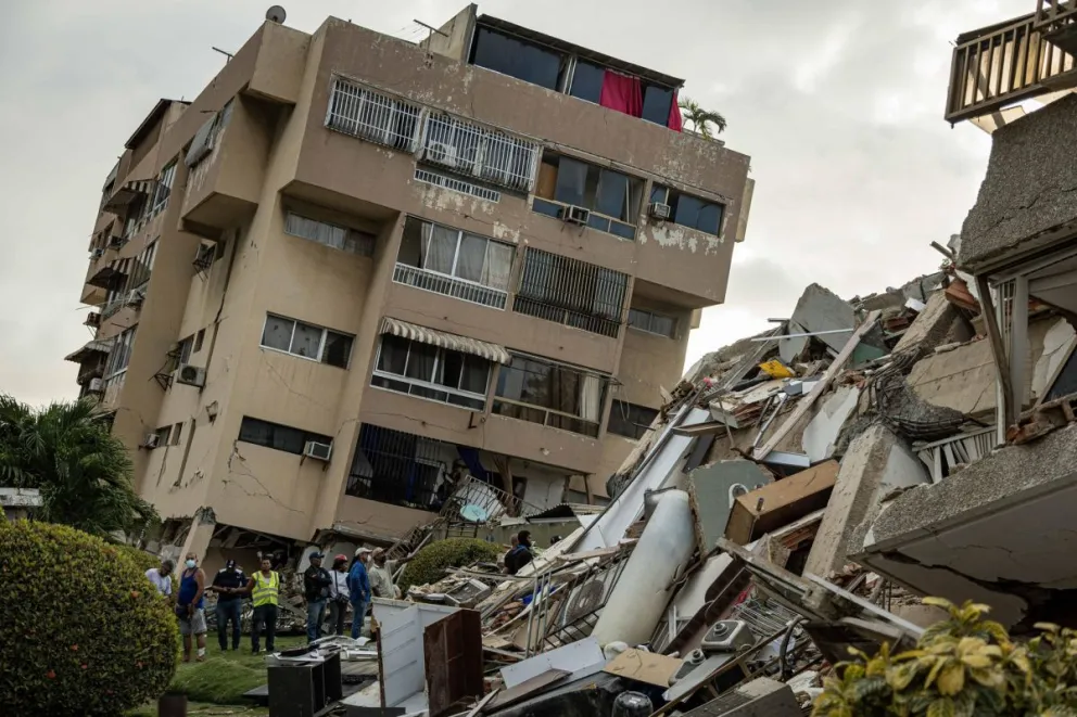 Rescatistas participan en labores de búsqueda en un edificio afectado por un terremoto, el sábado en La Guaira (Venezuela). Foto: EFE