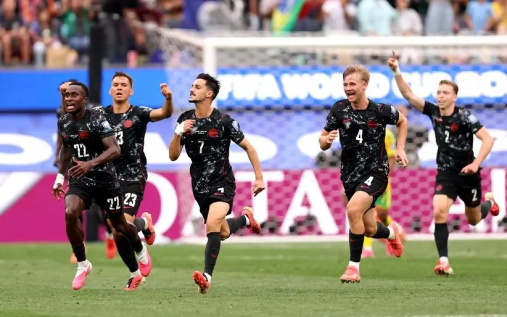 Loa canadienses festejan el gol del triunfo ante Sudáfrica. Foto: FIFA.