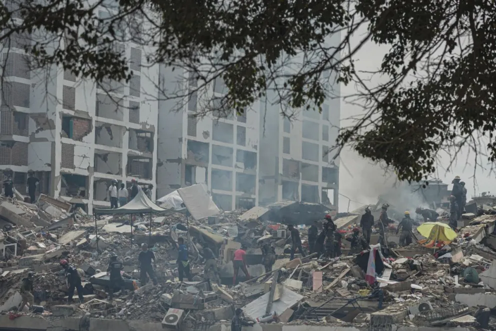 Rescatistas realizan labores de búsqueda de personas desaparecidas en una zona afectada por los terremotos, este domingo, en Tanaguaneras, La Guaira (Venezuela). Foto: EFE