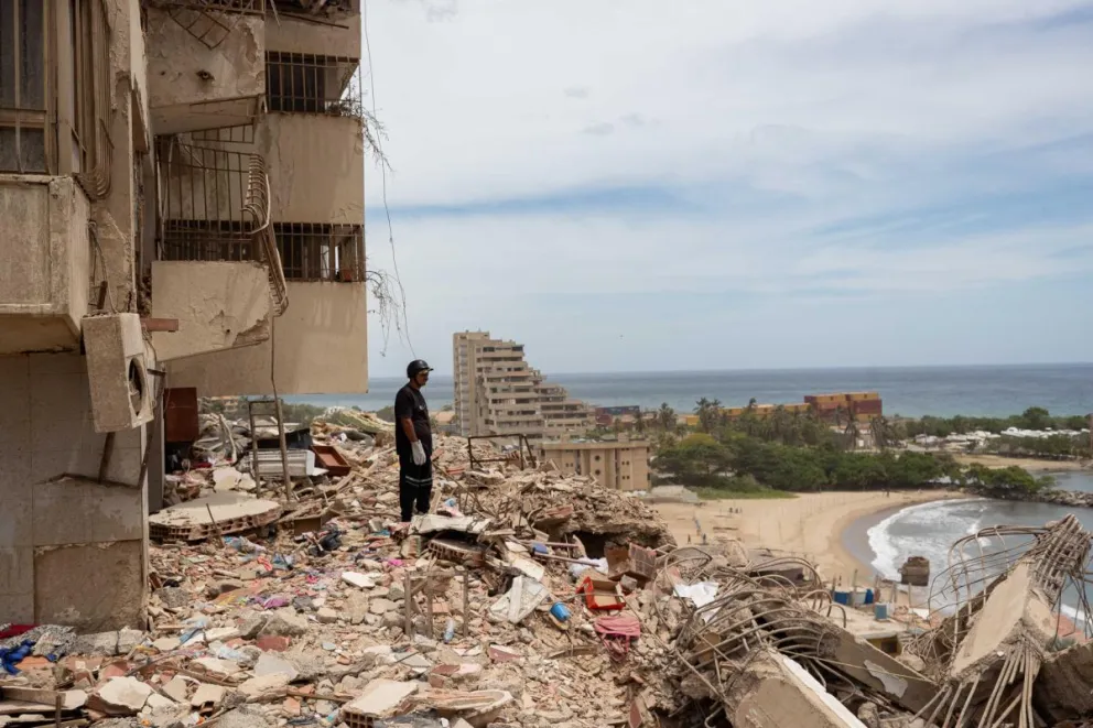 Un rescatista observa escombros en una zona afectada por los terremotos, este domingo, en Catia La Mar (Venezuela). Foto: EFE
