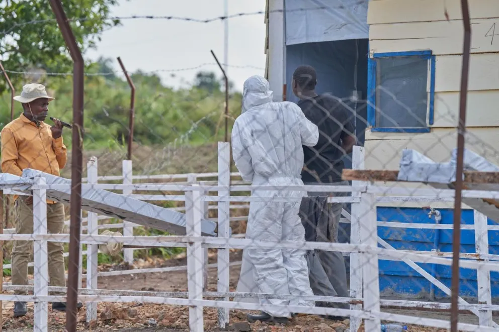 Un hombre que podría estar infectado con el virus del Ébola ingresando en el Hospital de Rwampara, en Rwampara, Ituri (República Democrática del Congo). Foto: EFE