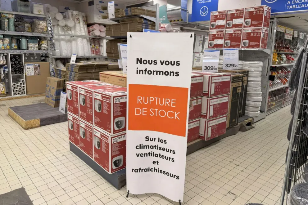 Desde que empezó la ola de calor en Francia, los franceses practican un nuevo deporte de riesgo: la búsqueda desesperada de un ventilador. Foto: EFE