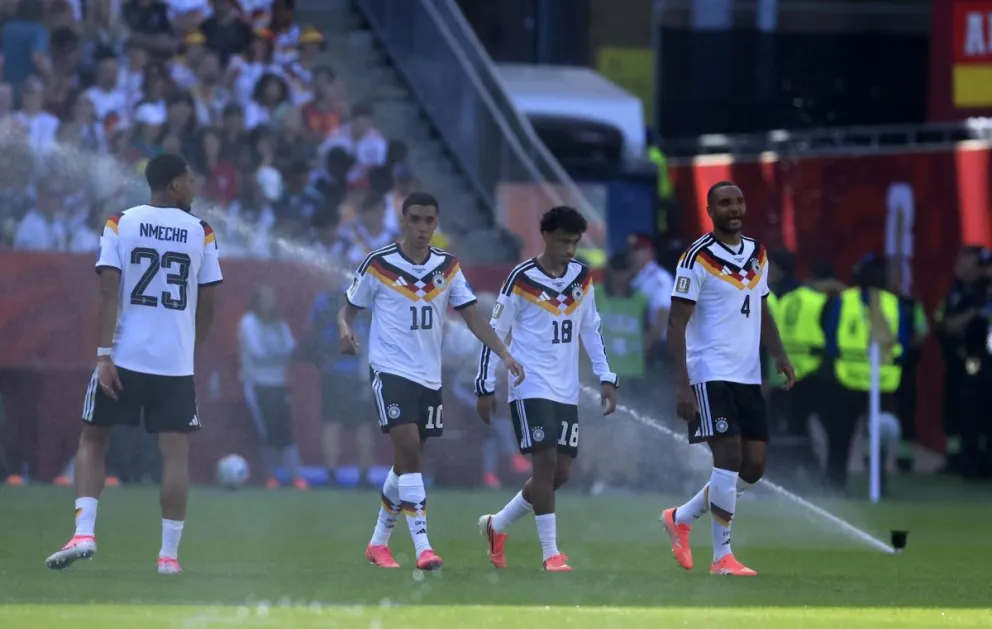 Imagen de archivo de los jugadores de Alemania durante una pausa de hidratación en un partido de fase de grupos. Foto: EFE