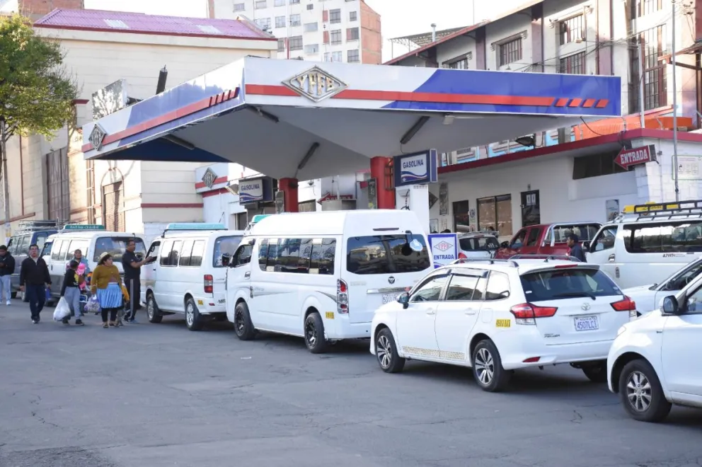 La pasada semana se registró largas filas en los surtidores de La Paz. Foto: APG