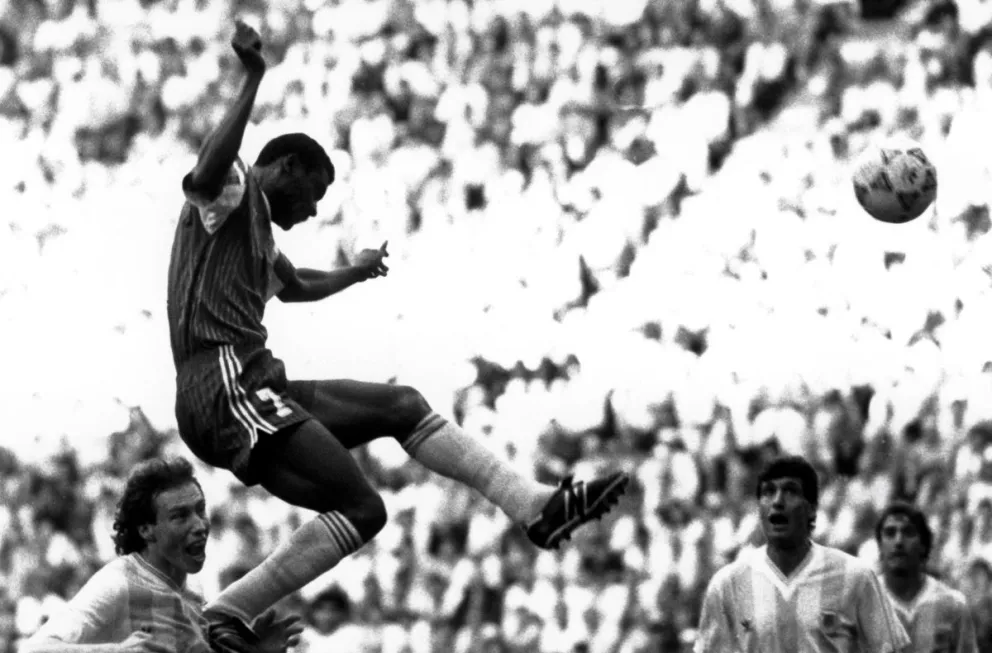 Fotografía del 8 de junio de 1990, en la que Omam Biyik marca el gol de Camerún frente a Argentina. Foto: EFE