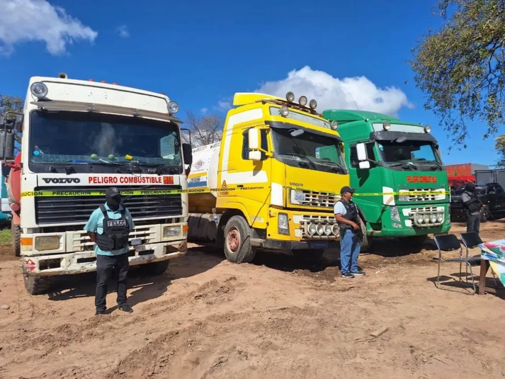 Las tres cisternas incautadas en el fin semana en inmediaciones del surtidor Virgen de Cotoca. Foto: DTV