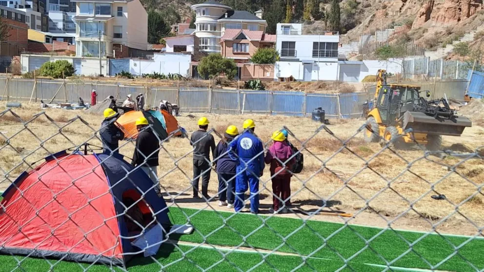 Trabajadores avanzan en la construcción de la cancha en el predio recuperado. Foto: Visión 360 