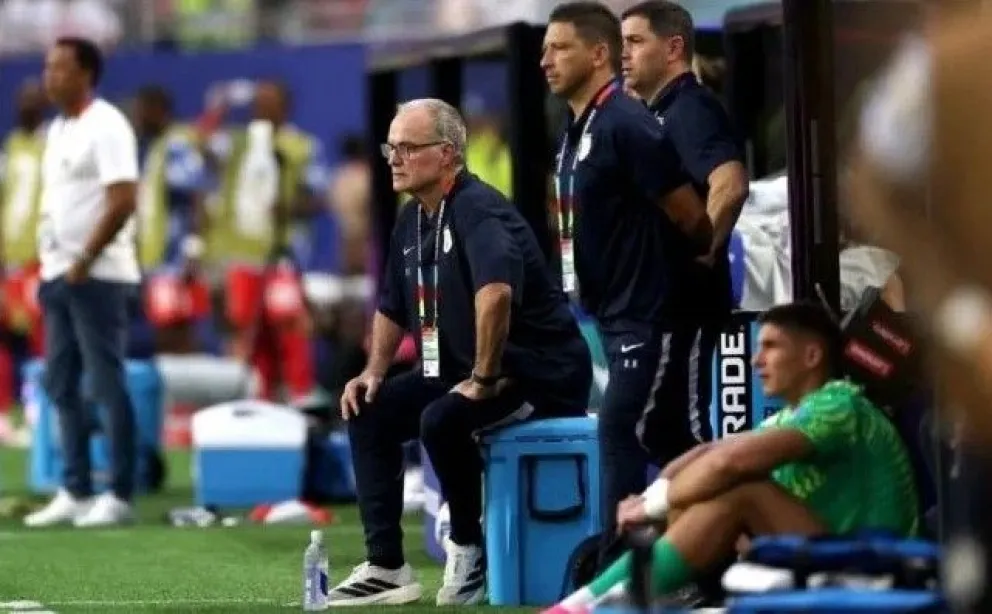 Marcelo Bielsa (centro) durante el partido que Uruguay jugó frente a Cabo Verde. Foto: FIFA