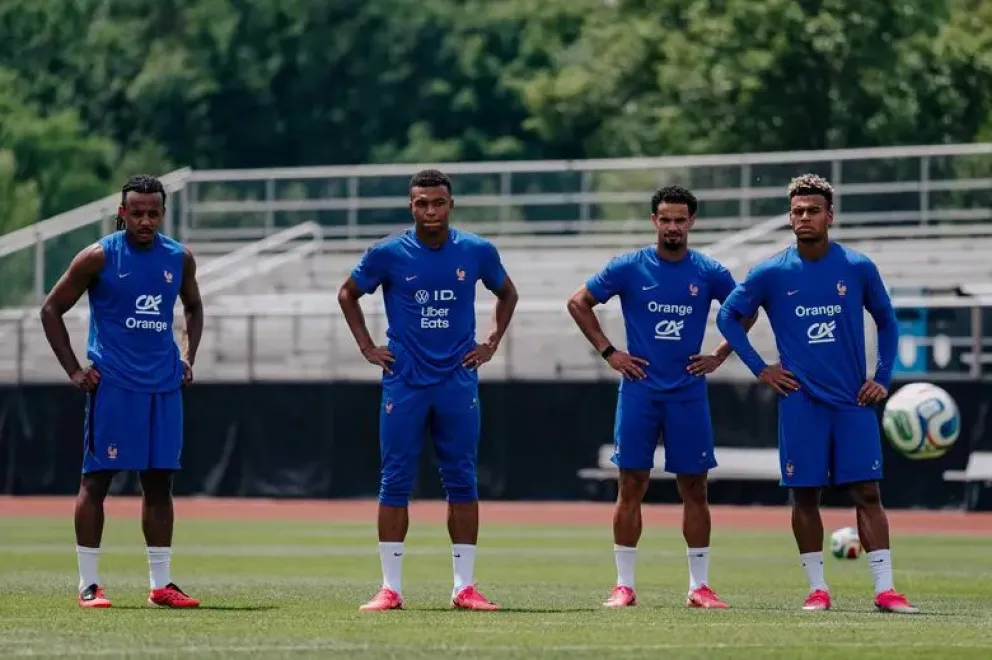 Kylian Mbappé (segundo desde la izquierda) y sus compañeros en el cierre de entrenamientos. Foto: FFF