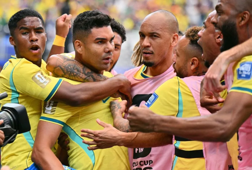 Casemiro (centro) celebra su gol junto a sus compañeros. Foto: EFE.