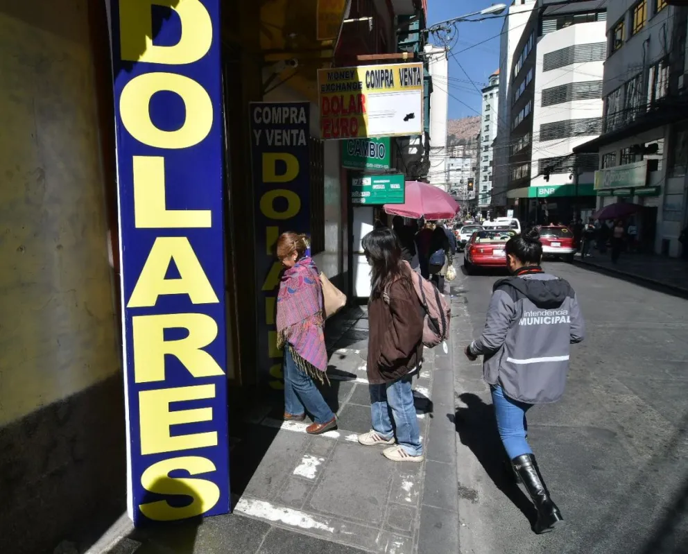 Este lunes entró en vigencia el tipo de cambio flexible del dólar en el país. Foto: APG.