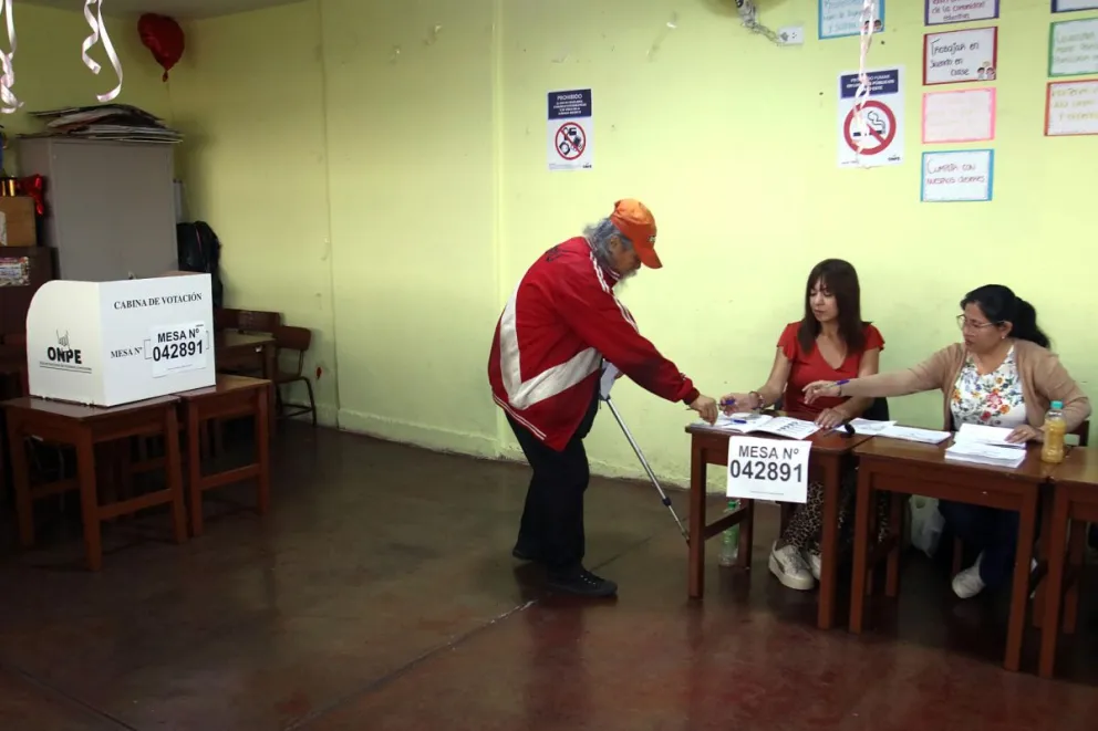 Fotografía de archivo de una persona votando en Lima (Perú). EFE