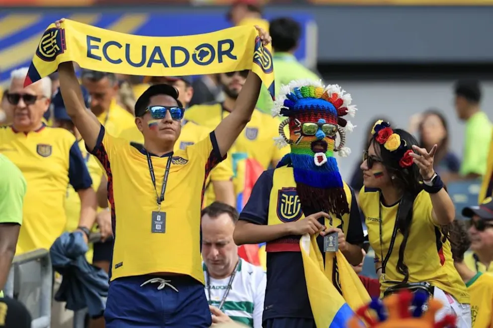 Hinchas ecuatorianos que estarán alentando a su seleccionado. Foto. YN