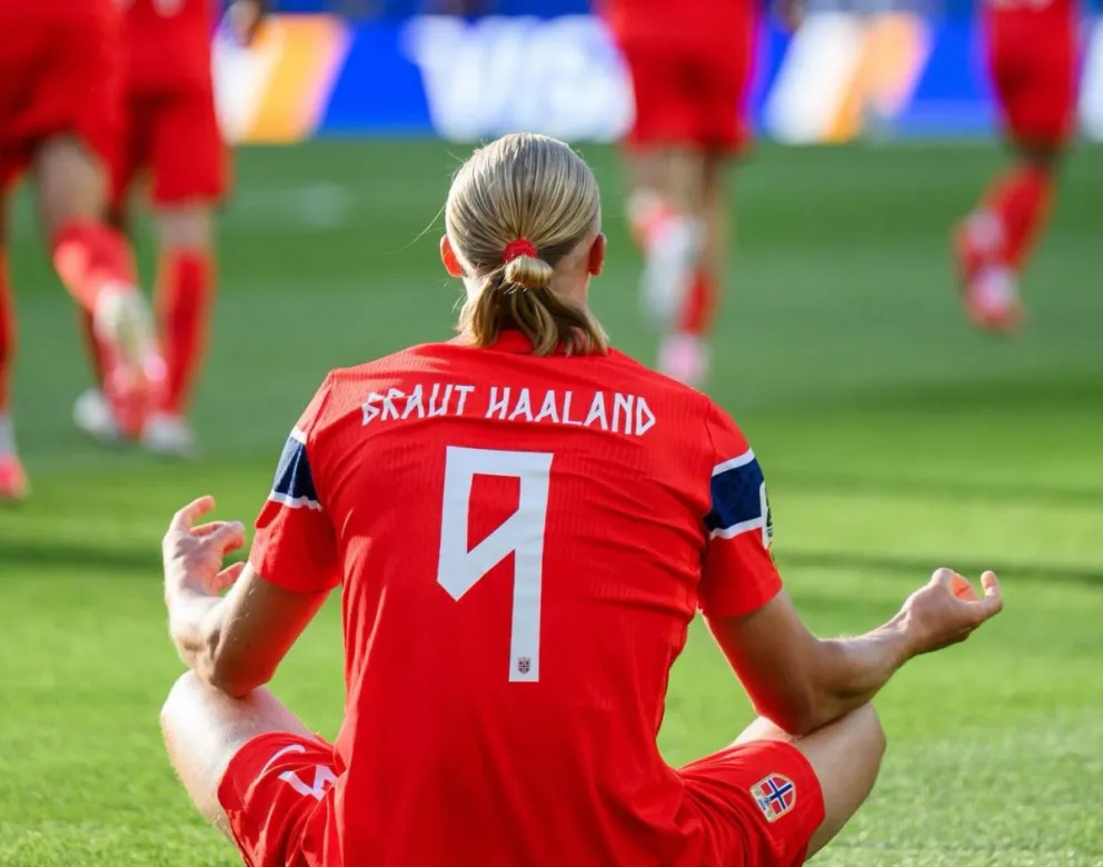 El atacante con uno de sus tradicionales festejos. Foto: Selección de Noruega.