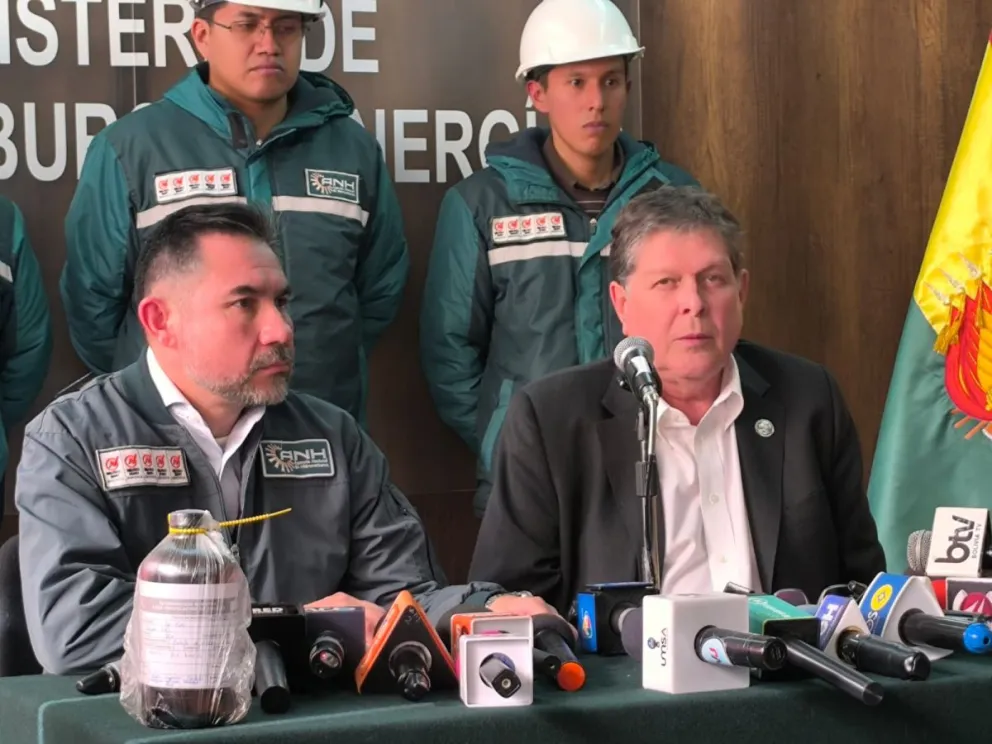 El director de la ANH, Freddy Zenteno y el ministro de Hidrocarburos, Marcelo Blanco, en conferencia de prensa. Foto: Aracely Rondón / Visión 360