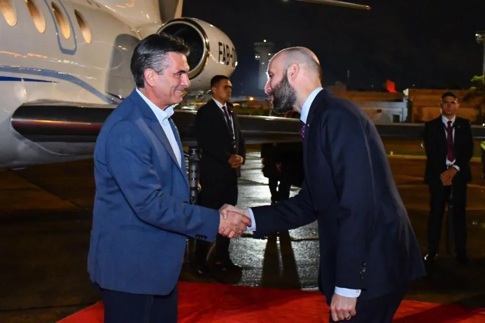 La llegada del presidente de Bolivia, Rodrigo Paz, al Aeropuerto Internacional Silvio Pettirossi, en Luque (Paraguay). Foto: EFE