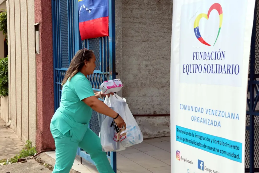 La presidenta de la fundación Equipo Solidario, Omayrú Hernández, carga empaques con donaciones para damnificados por los terremotos en Venezuela, este lunes en Santa Cruz (Bolivia). Foto: EFE