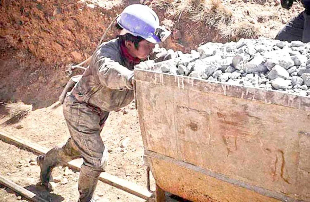 Menores trabajadores en interior mina, Foto El Potosí.