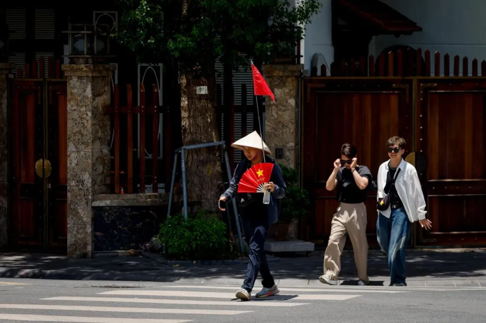 Personas caminan en una calle de Hanoi, Vietnam. Foto: EFE