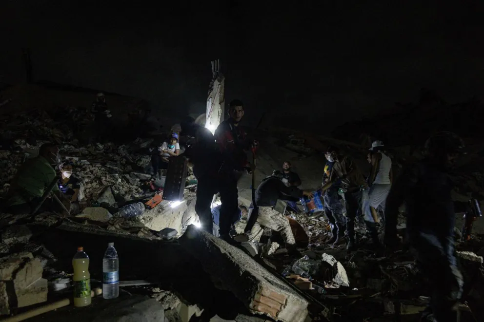 Rescatistas buscan sobrevivientes por el doble terremoto de magnitud 7,2 y 7,5 que sacudieron la zona norte de Venezuela este lunes, en Catia La Mar, estado La Guaira (Venezuela). Foto: EFE