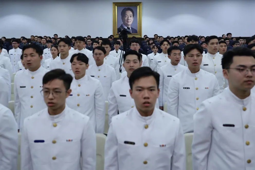 Cadetes delante del retrato del presidente de Taiwán, Lai Ching-te en Taipéi. Foto: EFE