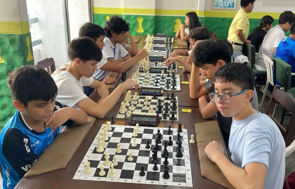 Varios pensadores en un torneo anterior. Foto: Federación Boliviana de Ajedrez.