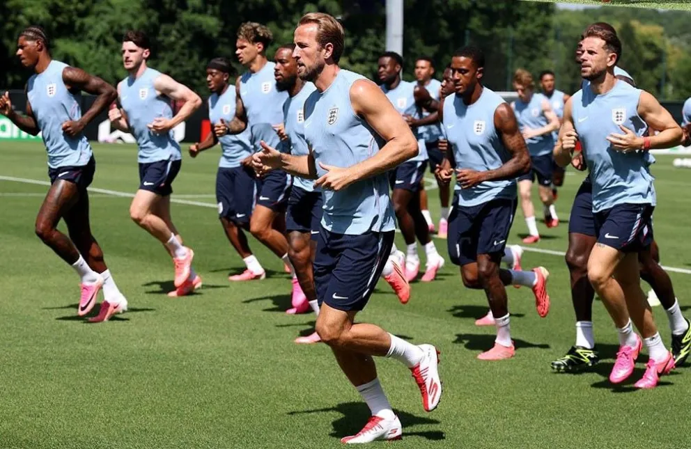 Harry Kane (en primer plano) comanda el cierre de prácticas de la selección inglesa: Crédito: @England 