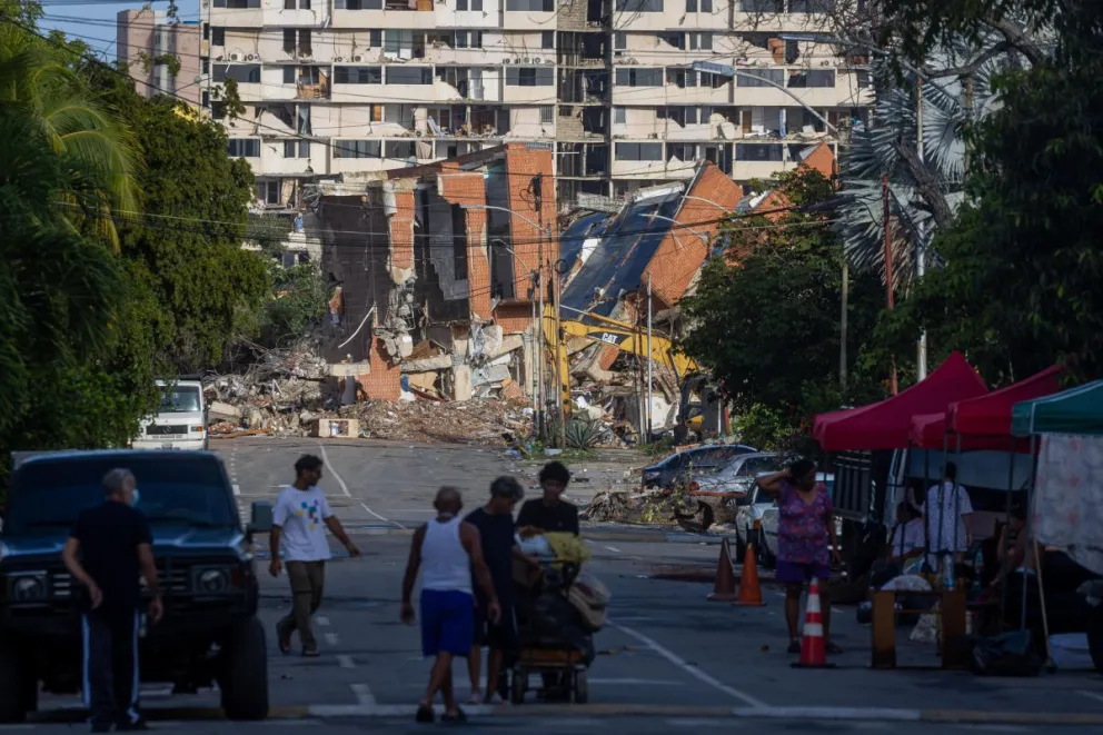 Fotografía que muestra edificaciones afectadas por los terremotos, este martes en Catia La mar, La Guaira (Venezuela). Foto: EFE