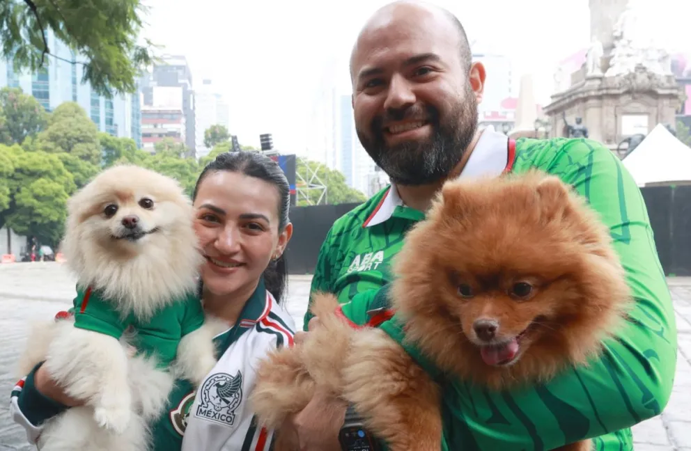 Elizabeth Jaimes (izq.) y Emanuelle Cortés, junto a sus mascotas. Foto: EFE.