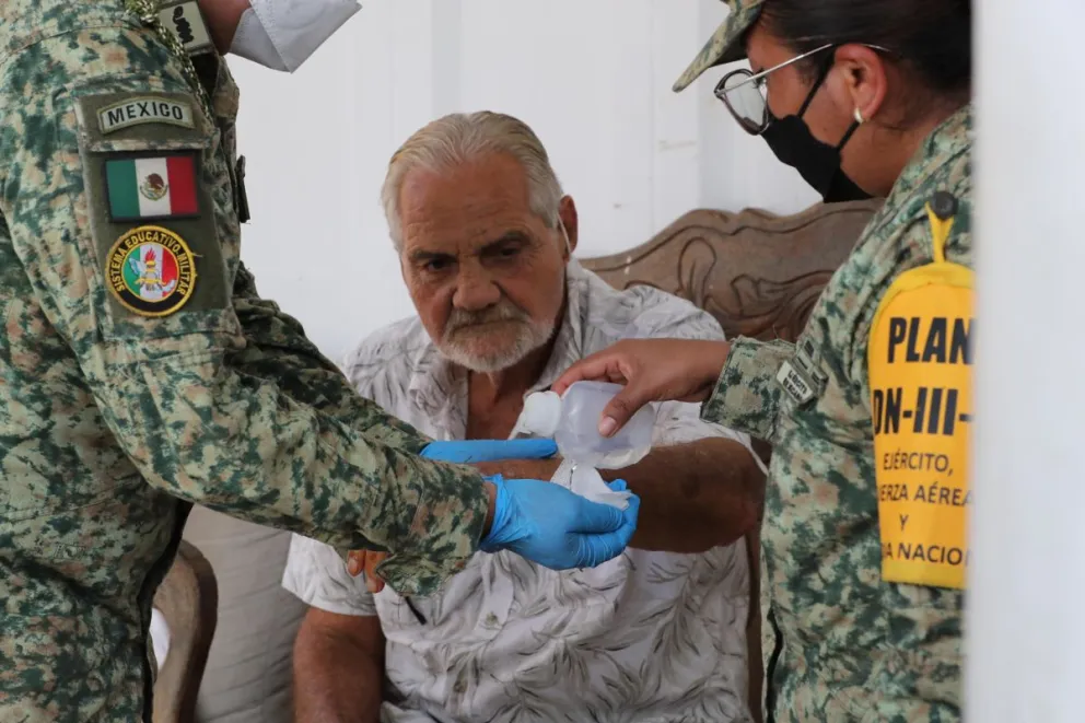 Un hombre recibe atención médica por parte de integrantes del Ejército de México este martes, en La Guaira (Venezuela). EFE