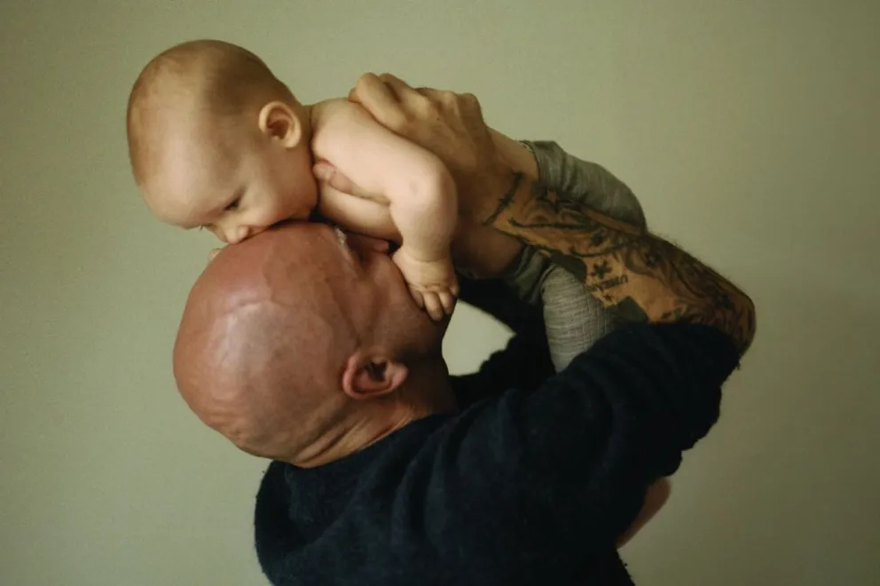 La convocatoria invita a retratar escenas cotidianas de paternidad presente, hombres realizando tareas del hogar e hijos o nietos que cuidan y acompañan a otras personas. Foto: Embajada de Suecia en Bolivia 